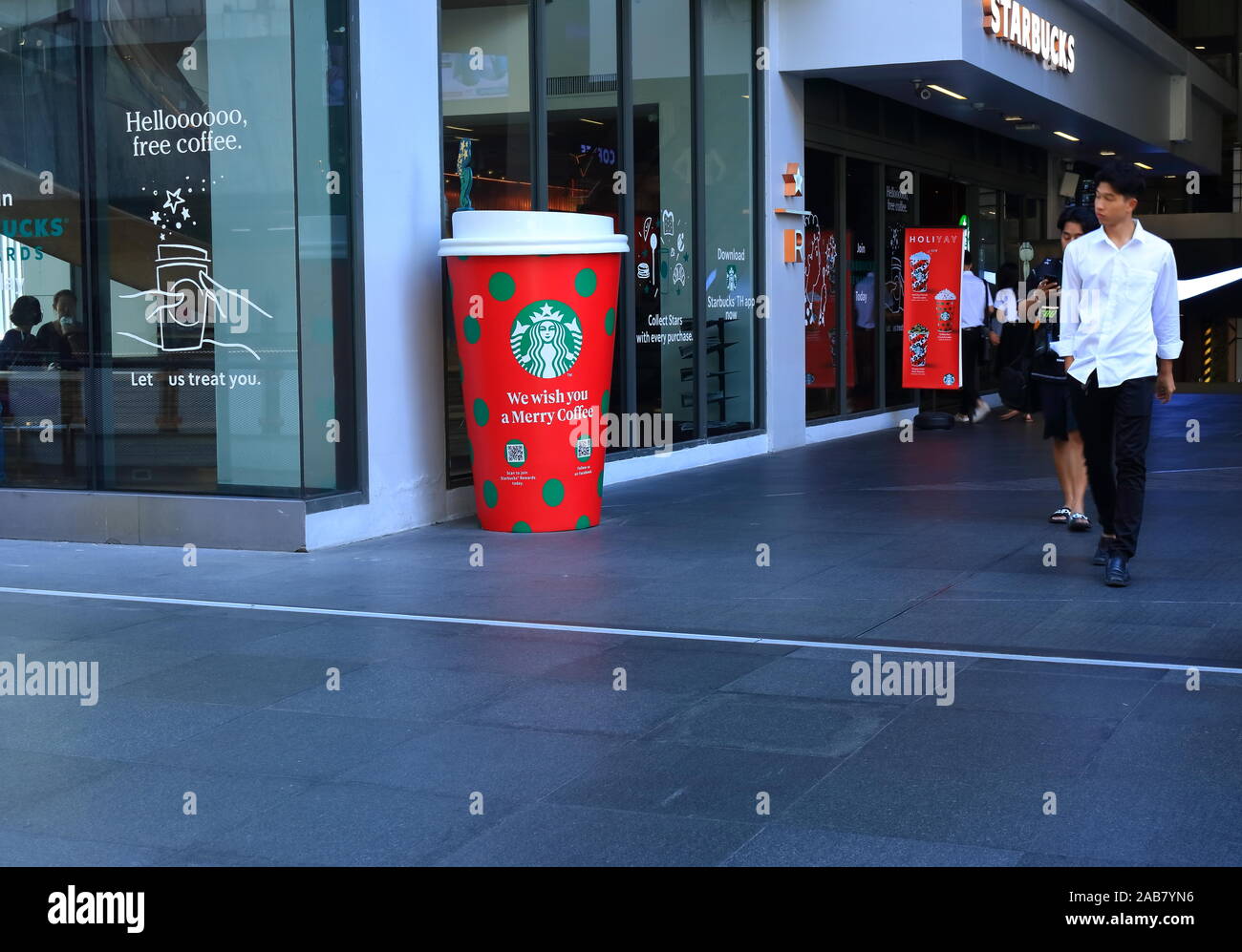 Bangkok, Thaïlande - 26 novembre 2019:libre de mots nous vous souhaitons un joyeux café sur grande tasse de Starbucks modèle placé devant le magasin au Siam square Banque D'Images