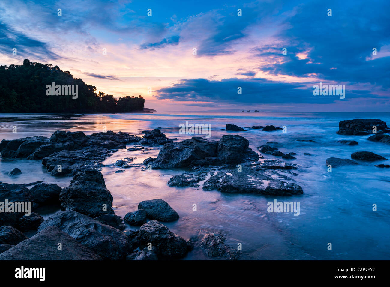 Lever du soleil à Playa Arco Plage, Uvita, parc national Marino Ballena, province de Puntarenas, Côte Pacifique du Costa Rica, Amérique Centrale Banque D'Images