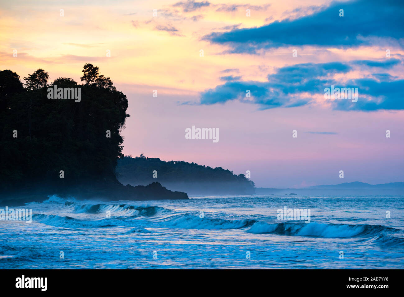 Lever du soleil à Playa Arco Plage, Uvita, parc national Marino Ballena, province de Puntarenas, Côte Pacifique du Costa Rica, Amérique Centrale Banque D'Images