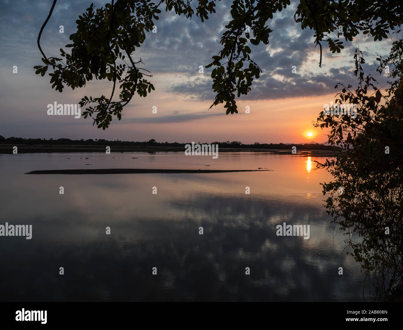Coucher du soleil sur la Rivière Luangwa South Luangwa National Park, Zambie, Afrique Banque D'Images