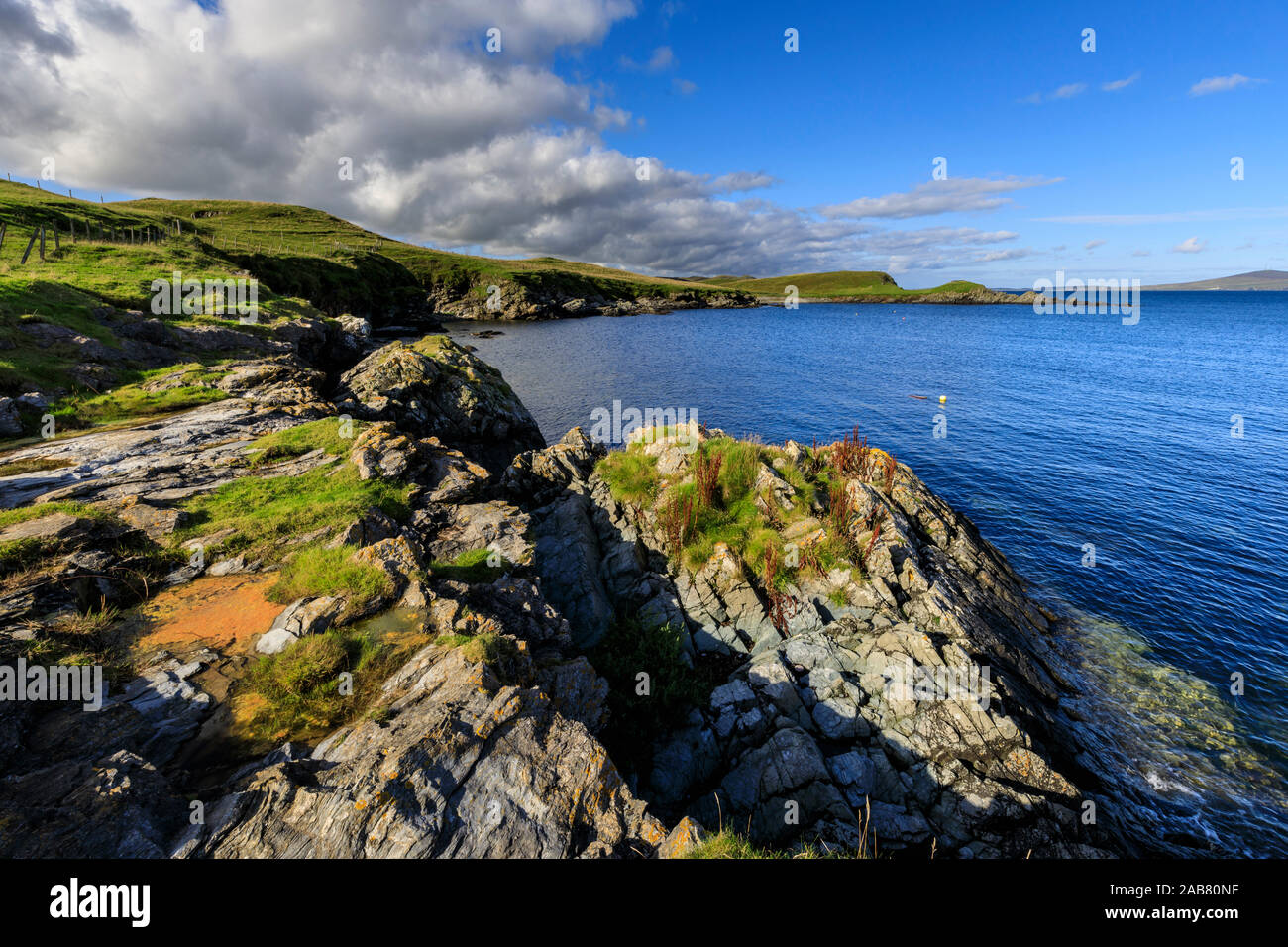 Vue vers Noss sur une belle journée, Baie de Ocraquoy, Fladdabister, Îles Shetland du Sud, continentale, Ecosse, Royaume-Uni, Europe Banque D'Images