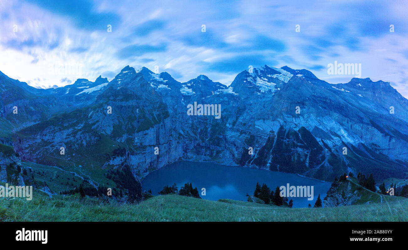 Nuages au crépuscule sur le lac Oeschinensee, Kandersteg, Oberland Bernois, Canton de Berne, Suisse, Europe Banque D'Images