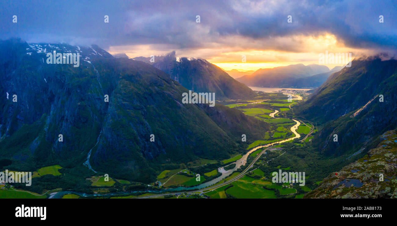 Vue aérienne de nuages à coucher du soleil sur la vallée de Romsdalen d Romsdalseggen Ridge, Andalsnes, More og Romsdal County, Norway, Scandinavia, Europe Banque D'Images