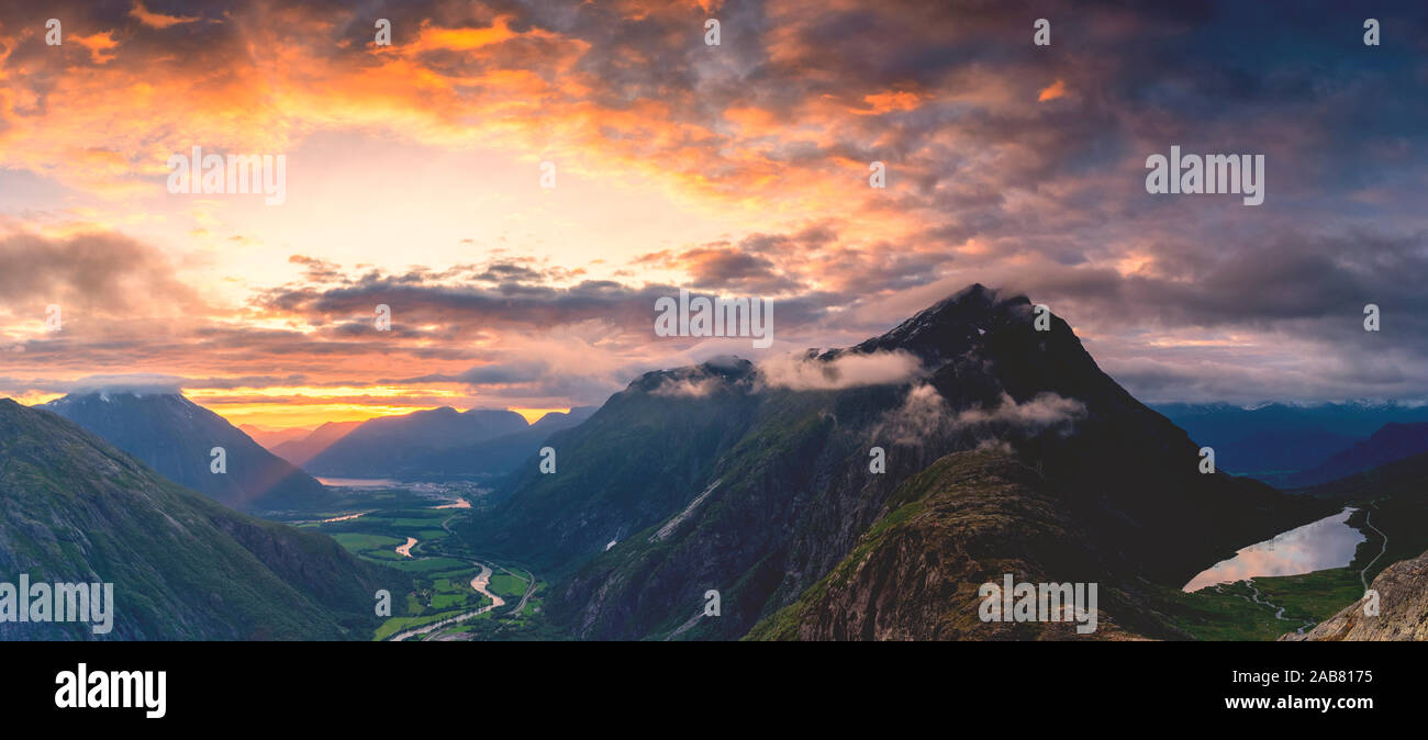 Fiery sky au coucher du soleil plus de Romsdalen et Venjesdalen Romsdalseggen montagnes vu de Ridge, Andalsnes, More og Romsdal (Norvège) Banque D'Images
