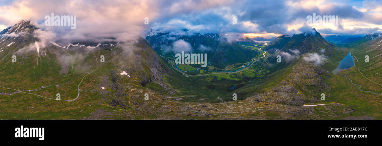 Vue panoramique aérienne de Romsdalen et Venjesdalen Romsdalseggen montagnes de Ridge, Andalsnes, More og Romsdal County, Norway, Scandinavia, Europe Banque D'Images