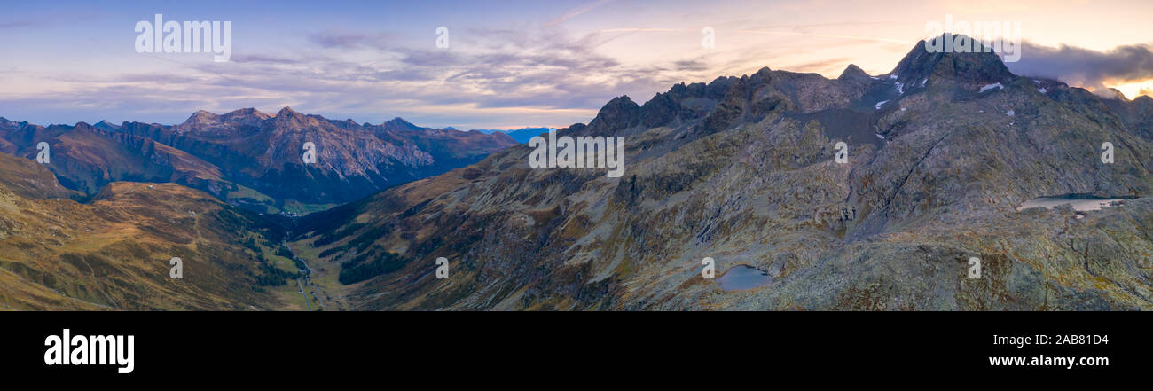 Vue panoramique aérienne de CF Alpina route vers Splugen et Laghi Azzurri (Bergseeli), canton des Grisons, Suisse, Europe Banque D'Images