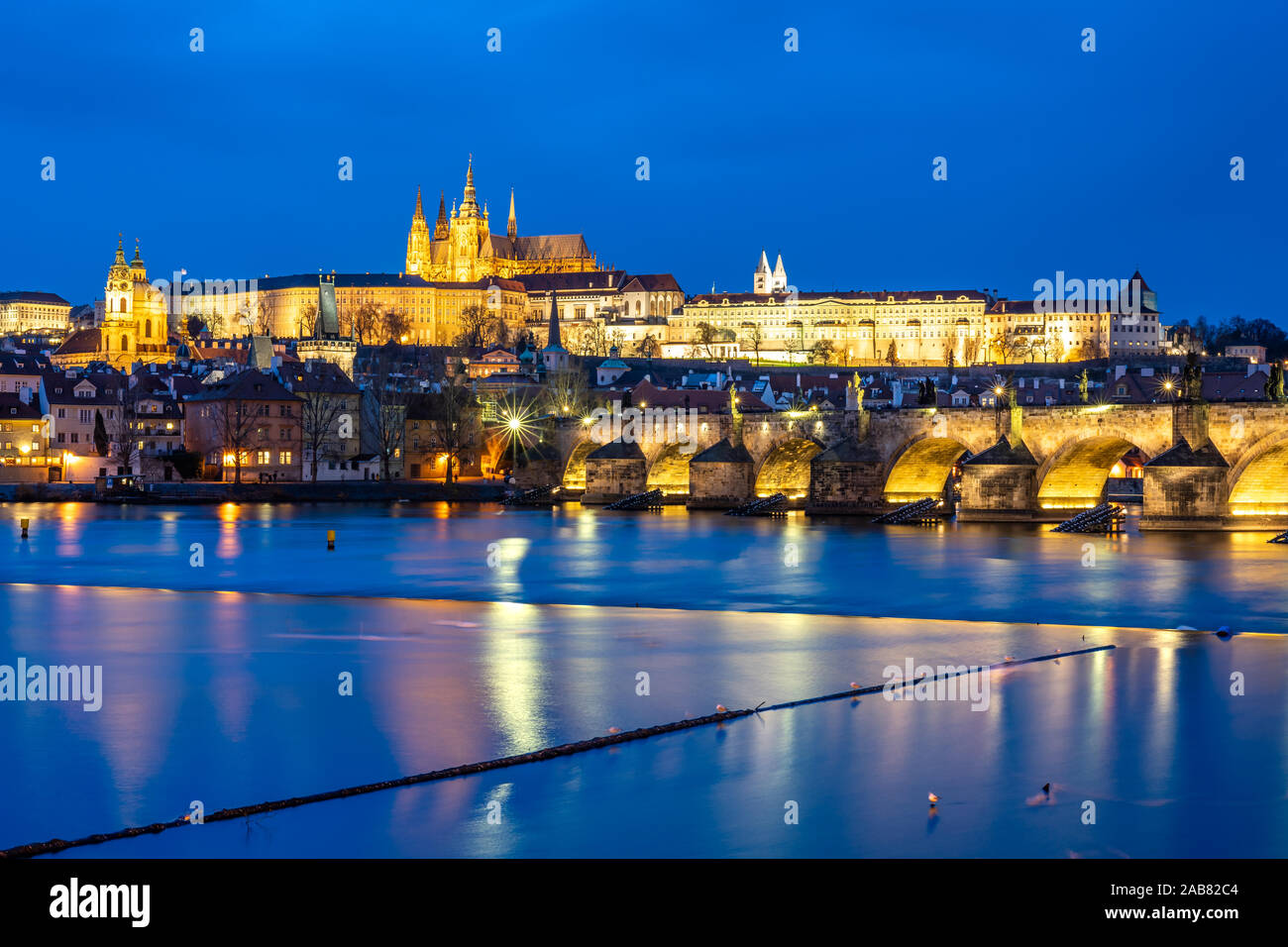 La Cathédrale Saint-Guy et Château de Prague illuminée le soir Heure bleue se reflétant dans la rivière Vltava, l'UNESCO, Prague, République Tchèque, Europe Banque D'Images