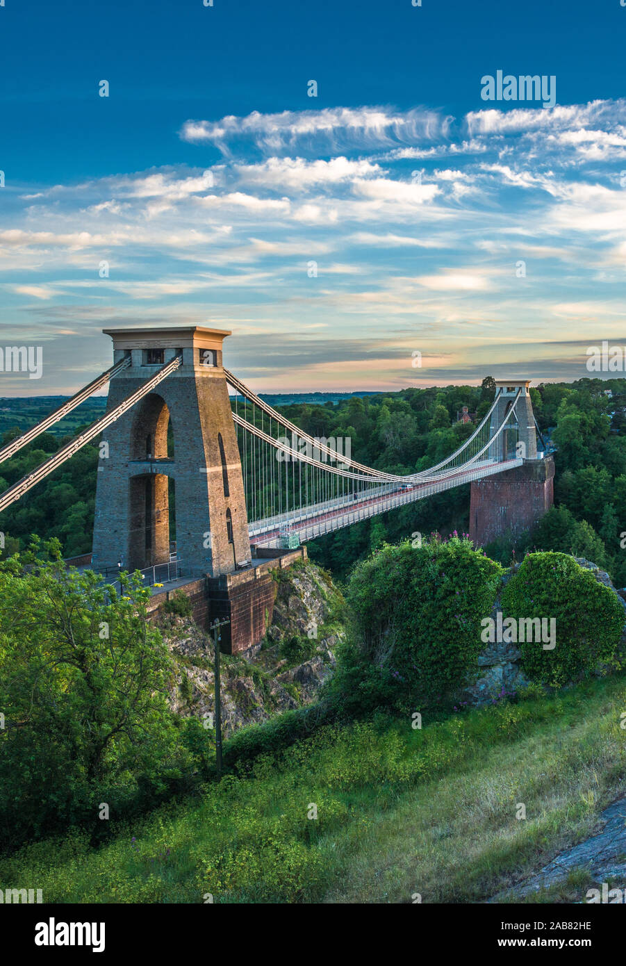 Clifton Suspension Bridge historique par Isambard Kingdom Brunel enjambe la rivière Avon Avon Gorge avec ci-dessous, Bristol, Angleterre, Royaume-Uni, Europe Banque D'Images