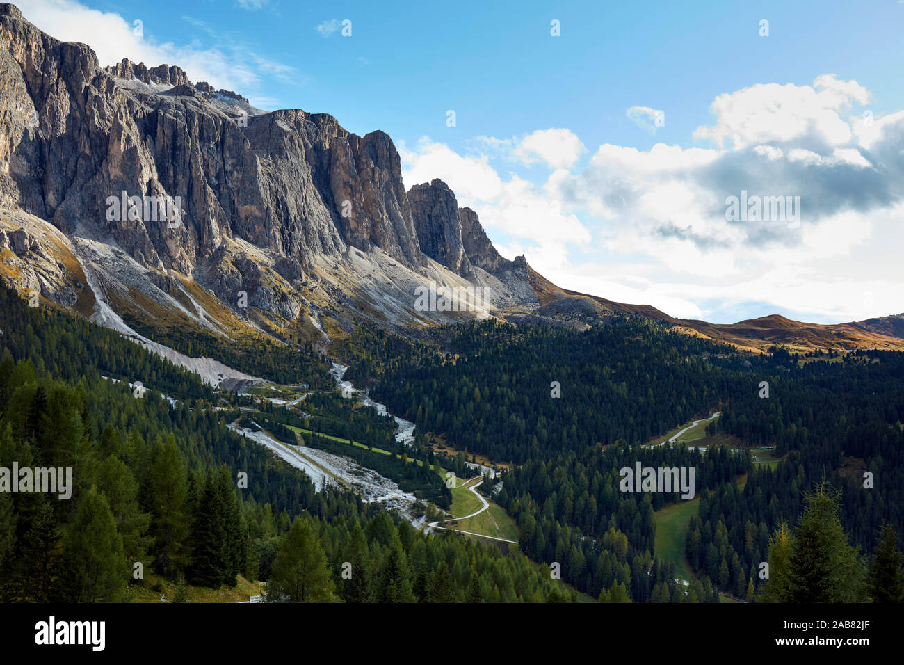 Une partie de chaîne de montagnes Marmolada dans les cols alpins au début de l'automne, le Tyrol du Sud, Italie, Europe Banque D'Images