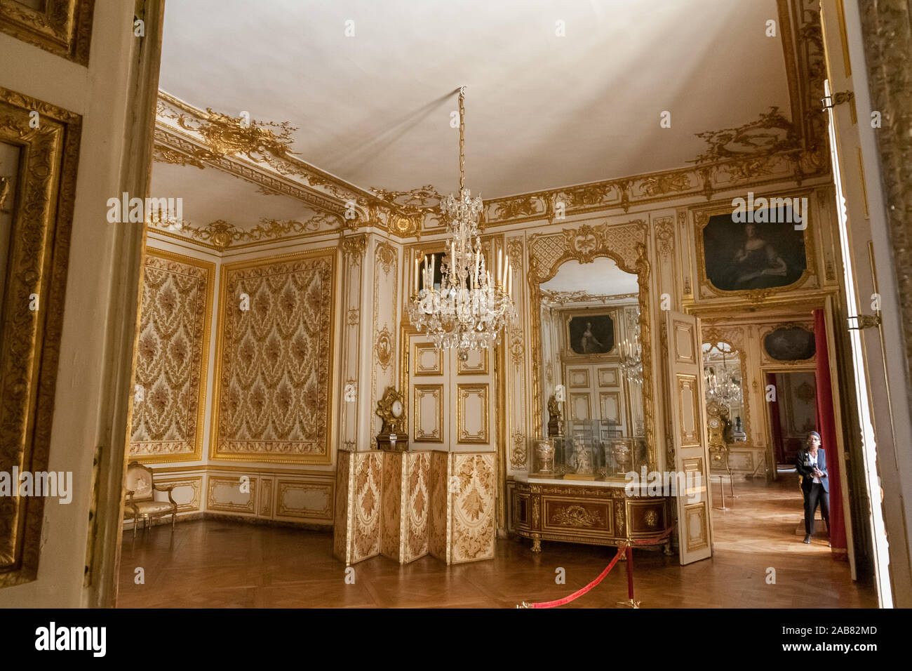 En jetant un coup d'chambre du Louis XV avec l'alcôve à gauche dans l'appartement privé du Roi dans le célèbre château de Versailles. Il peut être visité... Banque D'Images