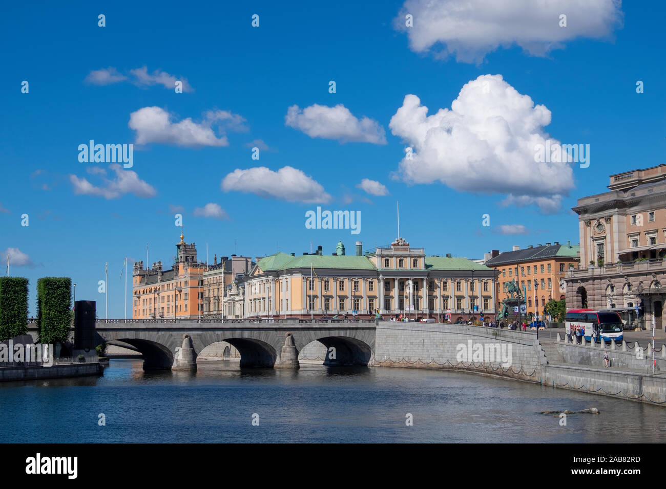 Vue sur la ville avec pont menant à la vieille ville, Stockholm, Suède, Scandinavie, Europe Banque D'Images