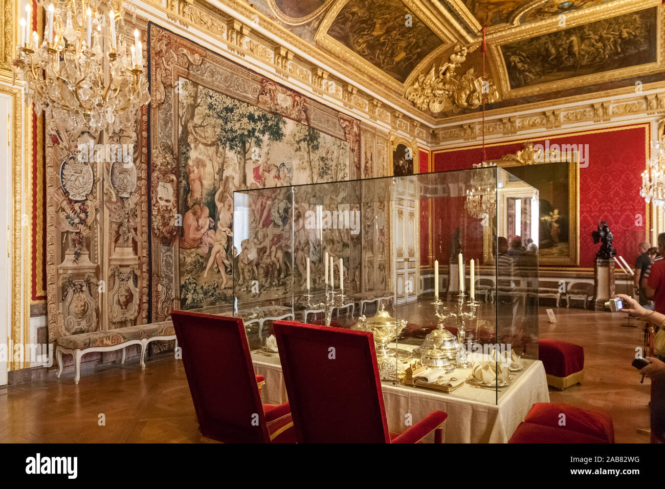 La Table Royale antichambre dans les appartements de la Reine au château de Versailles. Les visiteurs prennent des photos de la table royale prévue, où les... Banque D'Images