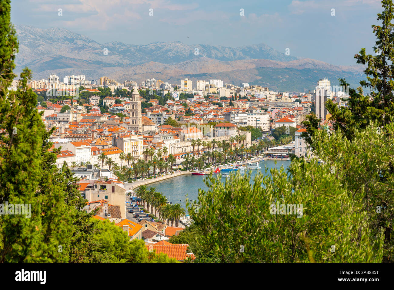Vue panoramique depuis le haut de la ville de Split et de la cathédrale saint Domnius, Split, Croatie, la côte dalmate, Europe Banque D'Images
