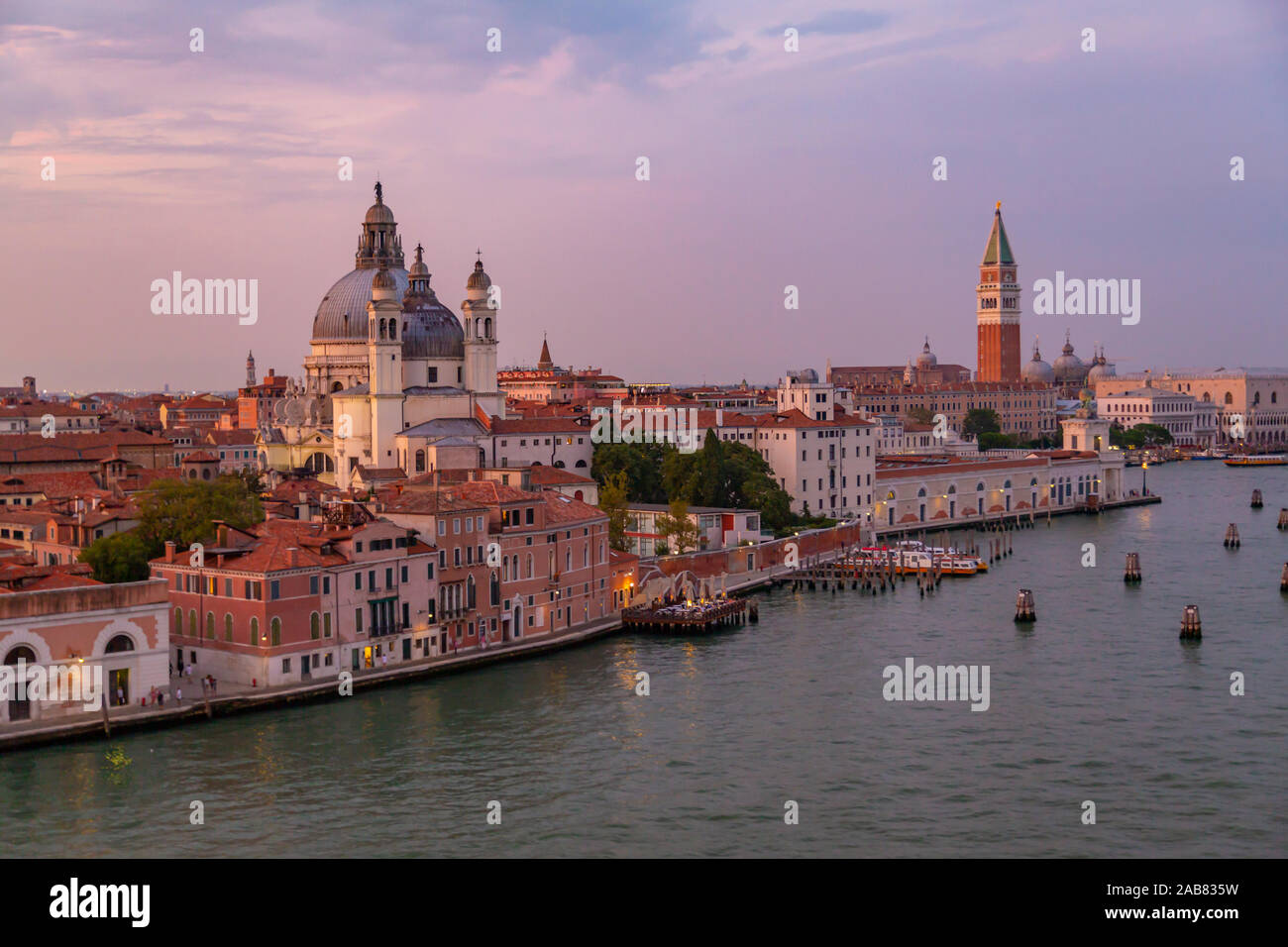 Vue sur les toits de Venise d'un navire de croisière au crépuscule, Venise, UNESCO World Heritage Site, Vénétie, Italie, Europe Banque D'Images