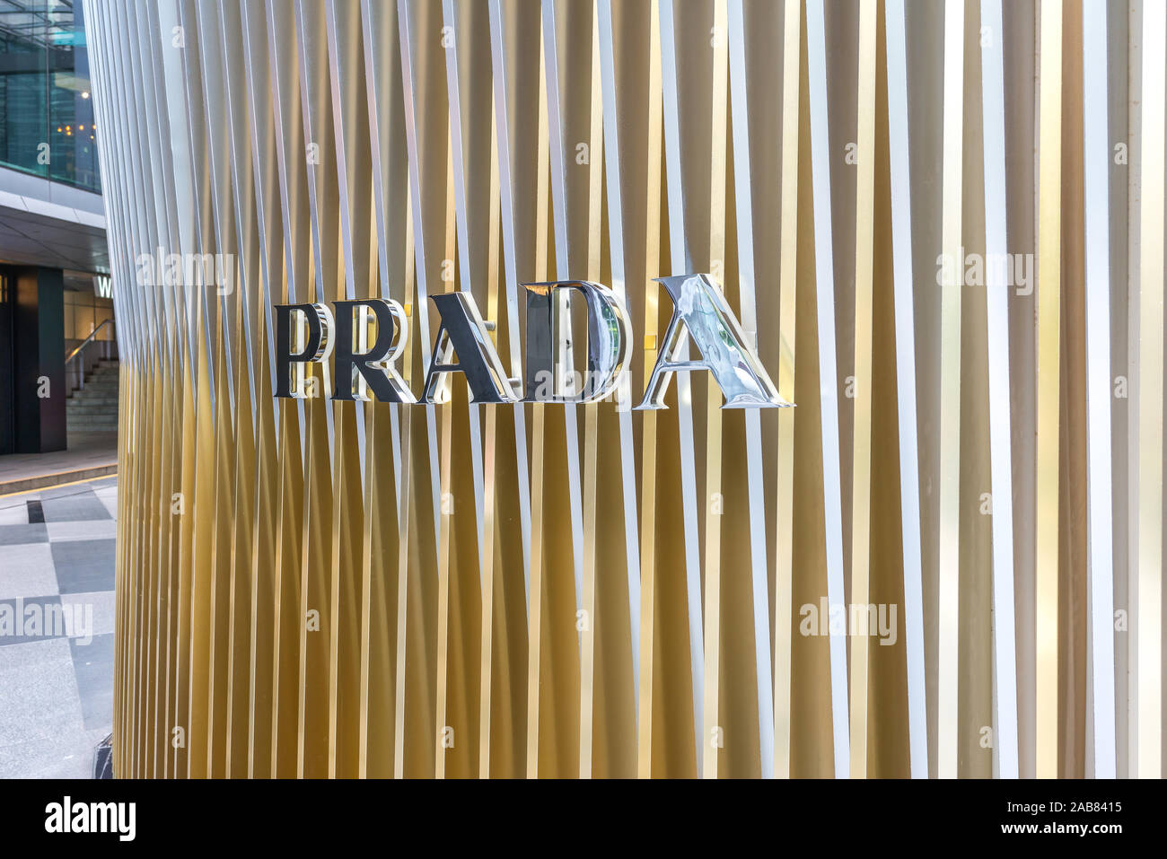 Magasin Prada à nouveau centre commercial. Prada S.p.A. est une maison de mode de luxe italien fondé en 1913. Banque D'Images
