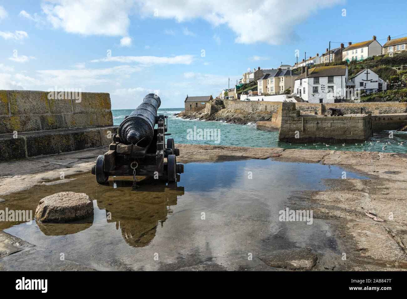 Un vieux canon de la frégate HMS Anson pointant sur le port à Porthleven, Cornwall, UK Banque D'Images