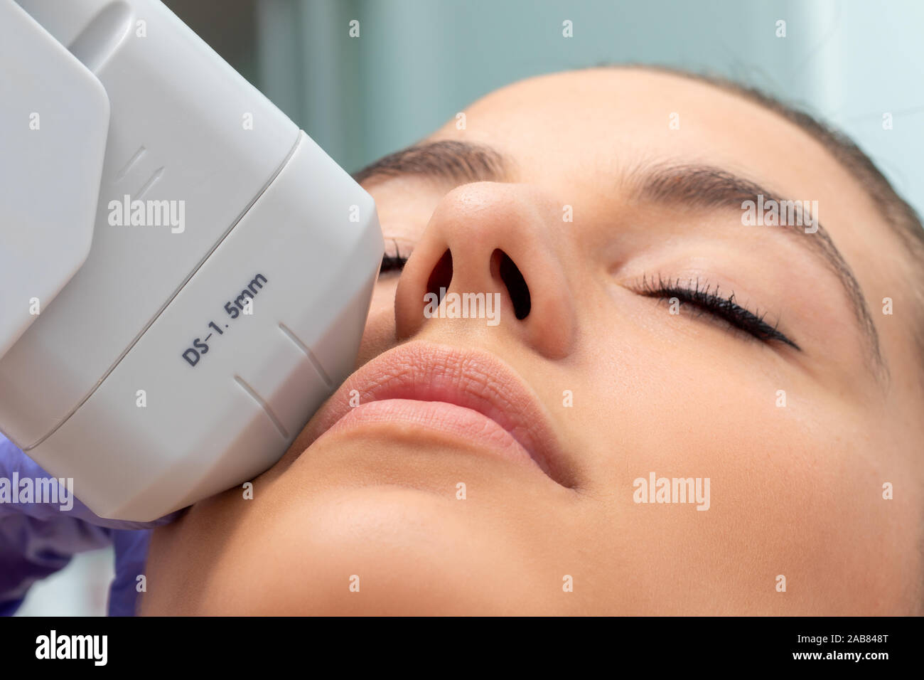 Extreme close up de traitement HIFU sur le visage féminin. Ce plasma ascenseur thérapeute cosmétiques de haute intensité appareil à ultrasons de focal. Banque D'Images