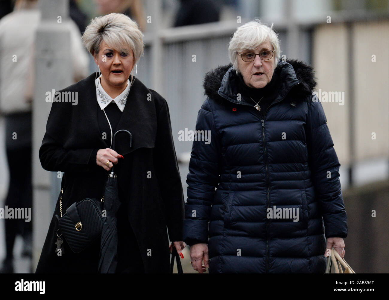 Louise Brookes (gauche) Louise Brookes, soeur de victime Andrew Brookes, et Christine McEvoy, mère de Marian McCabe, arrivant à Preston Crown Court pour le procès de Hillsborough match le commandant David Duckenfield, qui est accusé de l'homicide involontaire coupable par négligence grave de 95 supporters de Liverpool en 1989 FA Cup demi-finale. Banque D'Images