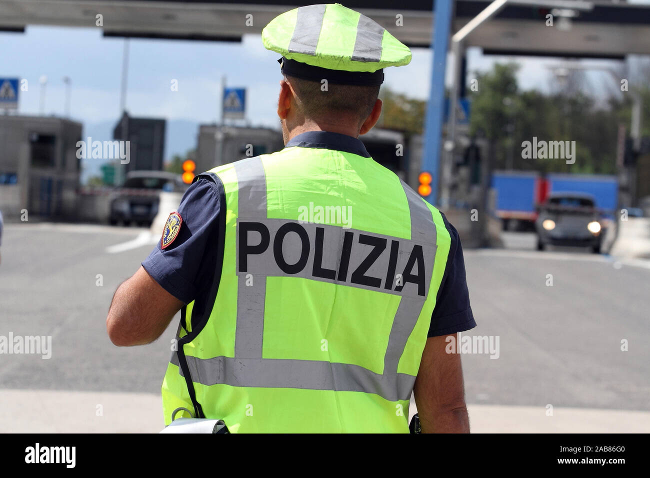Cassino, Italie - 11 septembre 2013 : un policier chargé de la circulation dans les contrôles à la sortie de l'autoroute A1 Banque D'Images