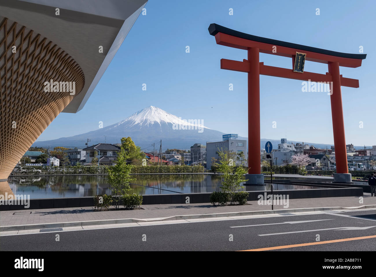 Le Japon, Fujinomiya : Mont Fuji World Heritage Centre, conçu par l'Architecte Shigeru Ban, un musée dédié au Mont Fuji le musée, un torii, traditio Banque D'Images