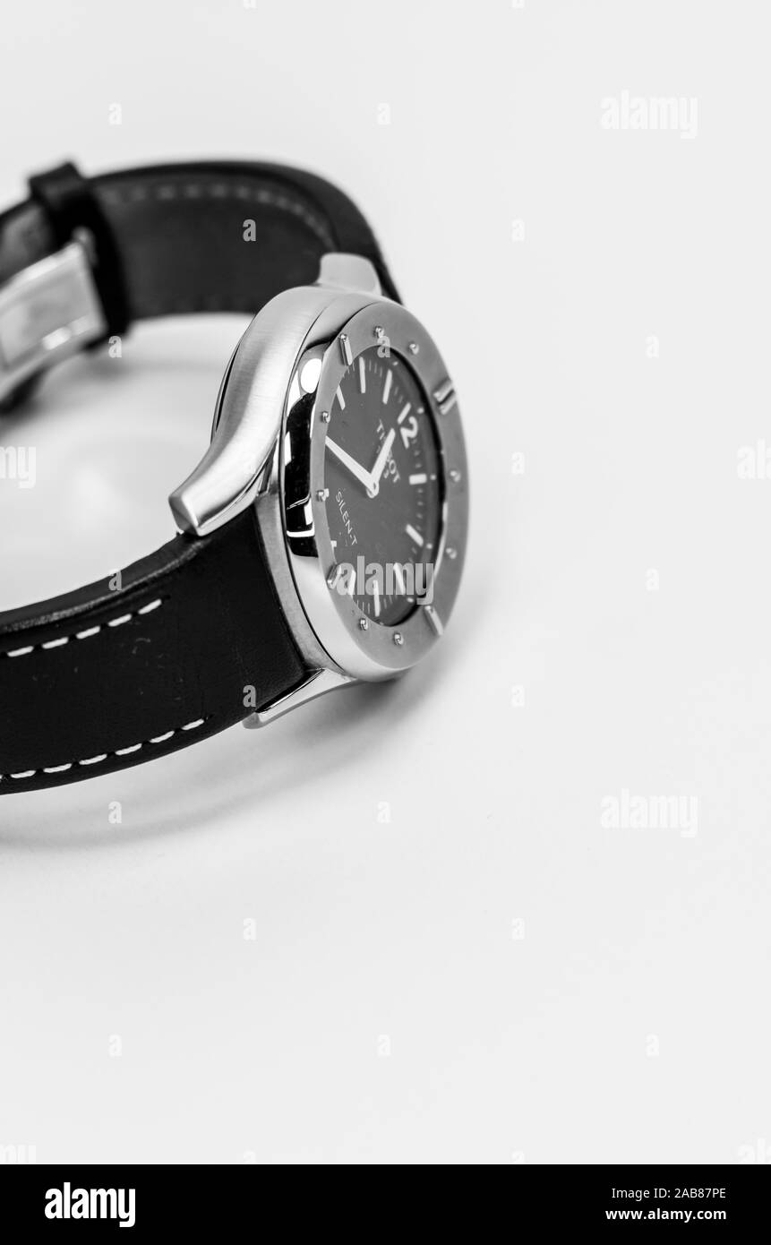 Les objets quotidiens close up - montre-bracelet sur fond blanc Banque D'Images