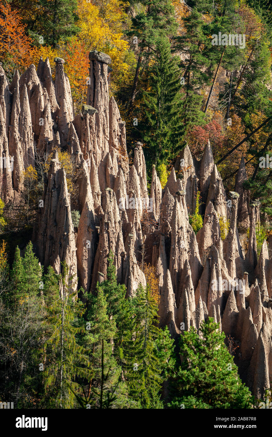 Image détaillée de la célèbre terre pyramides près de Ritten dans le Tyrol du Sud sur une journée ensoleillée d'automne feuillage multicolore avec en arrière-plan Banque D'Images