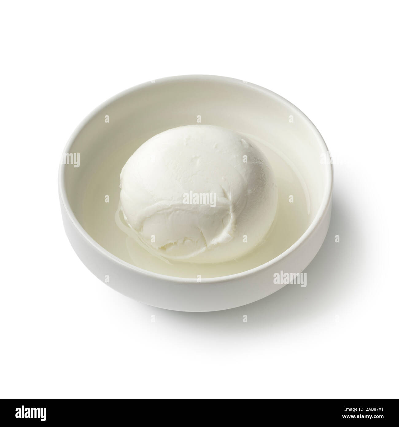 Fromage Mozzarella Italien blanc frais dans un bol avec de l'eau close up isolé sur fond blanc Banque D'Images