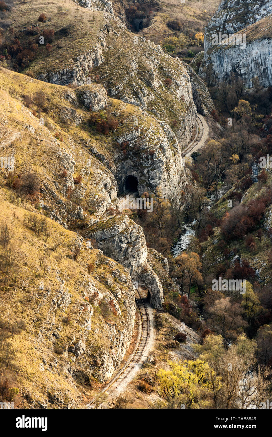 L'automne sur la montagne avec l'ancienne voie ferrée avec ses tunnels et une rivière qui traverse le canyon, le sud de la Serbie Banque D'Images