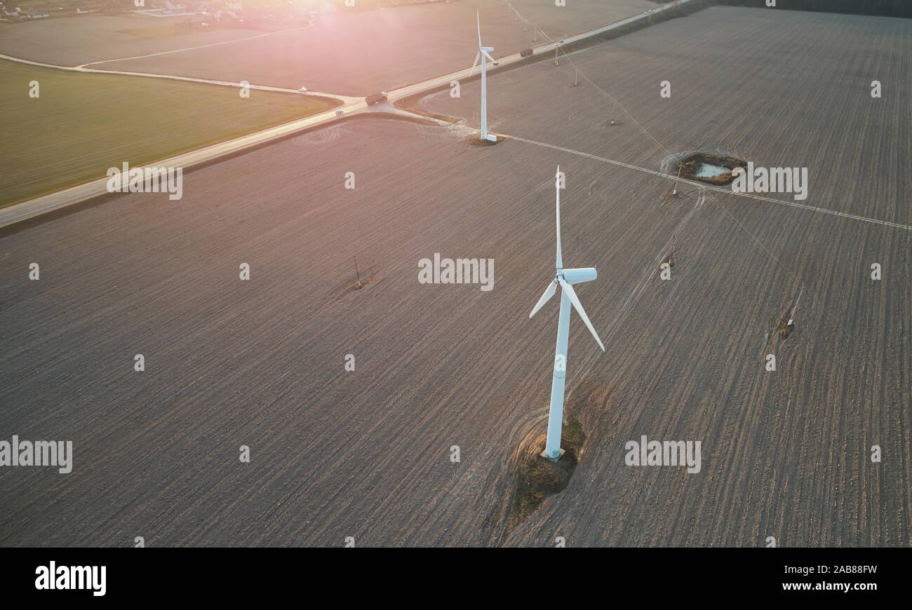 L'énergie éolienne électrique au-dessus de l'antenne de la tour vue de drones Banque D'Images