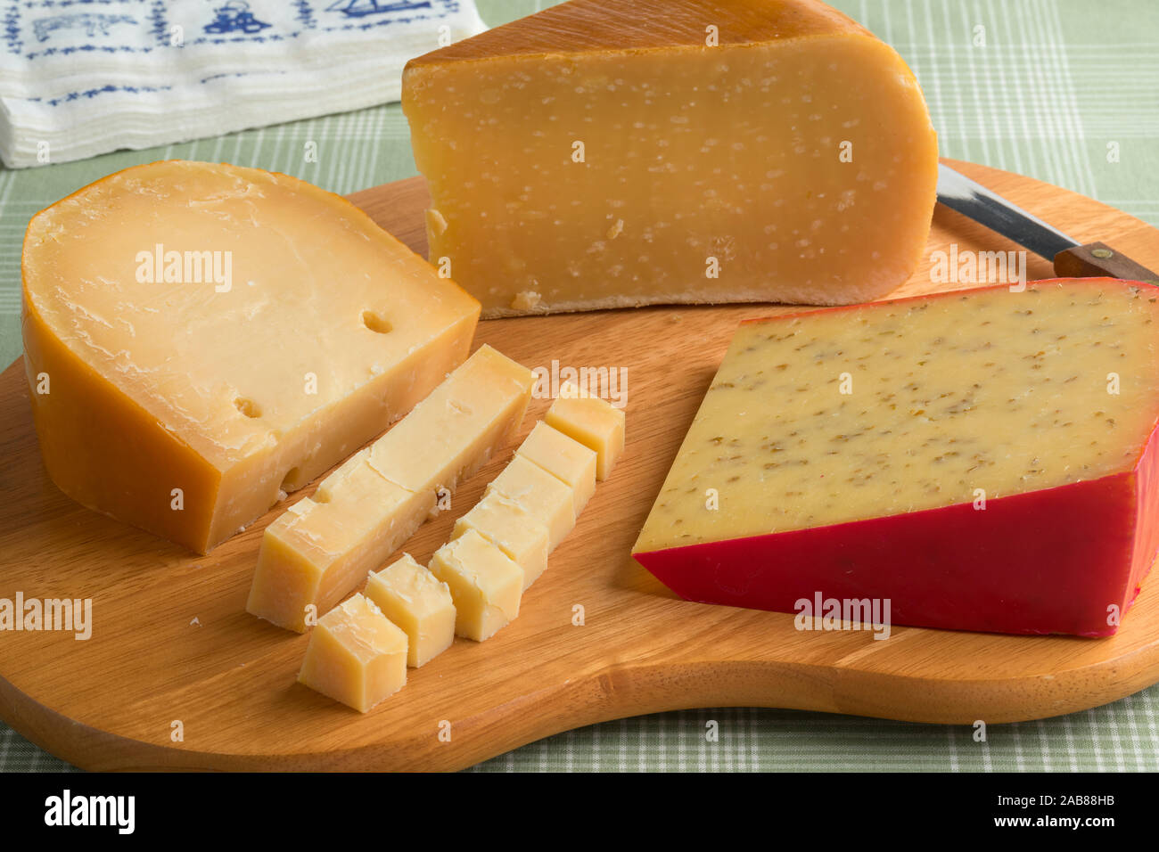 Diversité des morceaux de fromage traditionnel néerlandais sur une planche à découper Banque D'Images