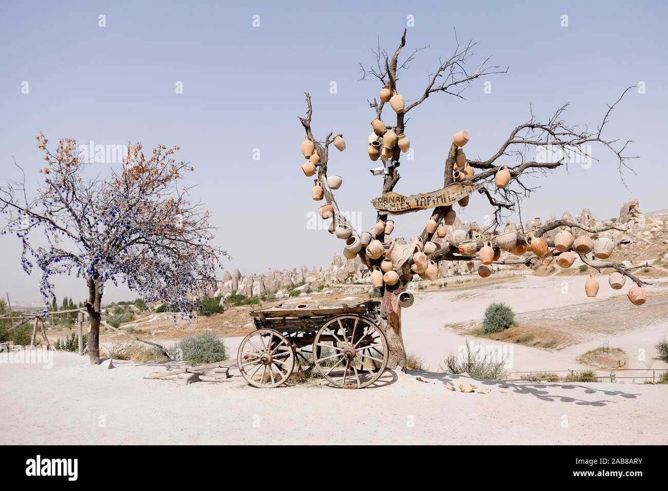 Panier en bois et pots suspendus à un arbre en Cappadoce Banque D'Images
