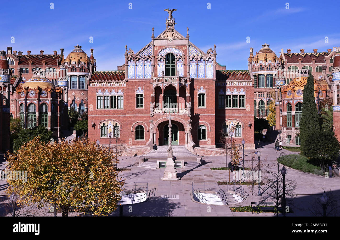 L'Art Nouveau l'hôpital de Sant Pau, Barcelone a été conçu par Lluís Domènech i Montaner a ouvert ses portes en 1930. Officiellement (hôpital de la Santa Creu). Banque D'Images