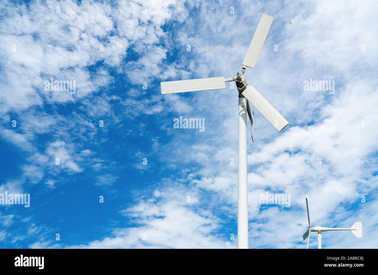 Éolienne au parc éolien sur ciel bleu. Concept d'énergie renouvelable et de remplacement. L'électricité durable. Concept d'énergie verte. Petite turbine. Nettoyer Banque D'Images