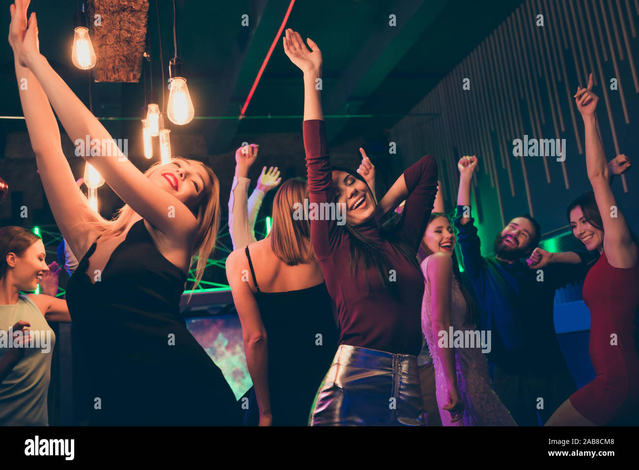 Portrait de jeune fille ravie l'entreprise corporate visiter avec des  copains du groupe de travail de nuit sur son anniversaire anniversaire  lever mains amusez vêtements de danse Photo Stock - Alamy
