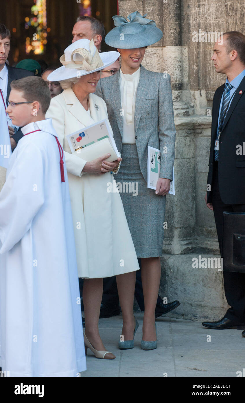 Le Prince de Galles et la duchesse de Cornouailles avec le premier ministre David Cameron et le premier ministre français, Manuel Valls, assister à une cérémonie du souvenir de la Légion britannique à la cathédrale de Bayeux en Normandie. Le 6 juin 2014 Banque D'Images