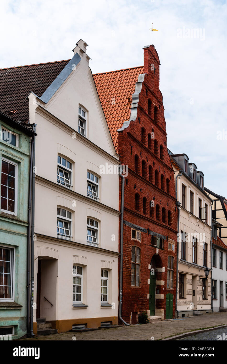 Vue sur la rue de l'ancien pignon, maisons de la vieille ville de Wismar en Allemagne Banque D'Images