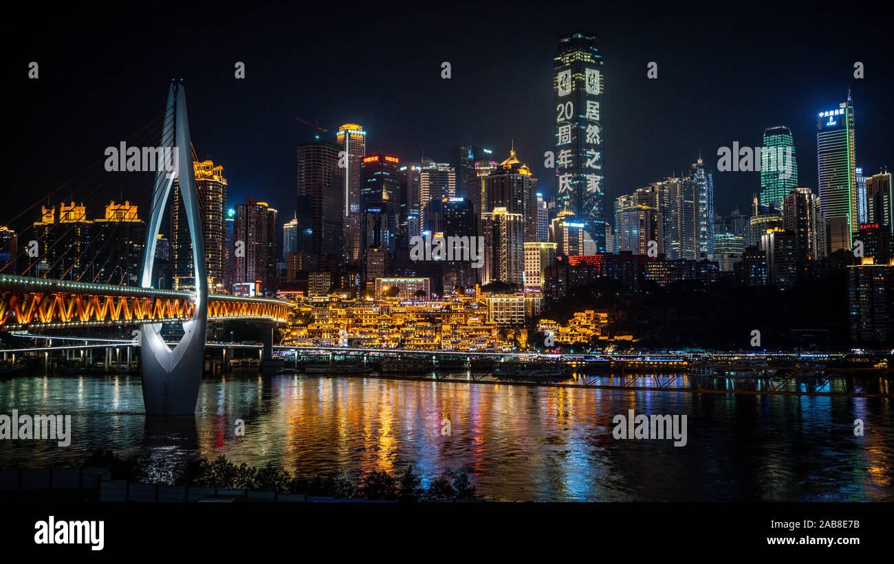 Chongqing, Chine, le 7 août 2019 : Chongqing ville paysage avec pont bâtiments et de Hongya Cave voir éclairée la nuit à Chongqing, Chine Banque D'Images