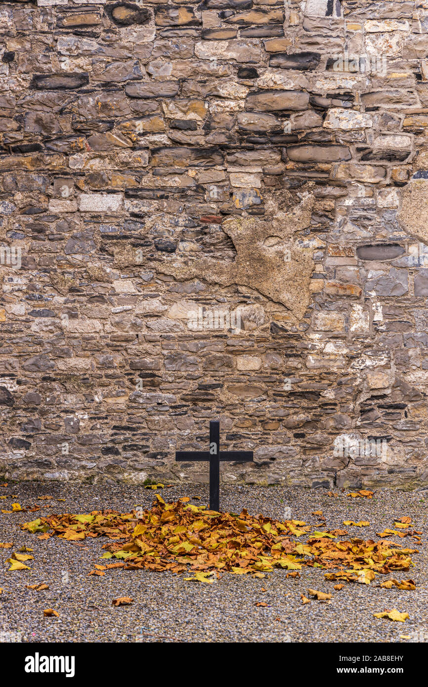 Croix Noire à l'endroit où James Connolly était attaché à une chaise et tourné dans la cour à Kilmainham prison où les prisonniers ont été exécutés à la suite de t Banque D'Images