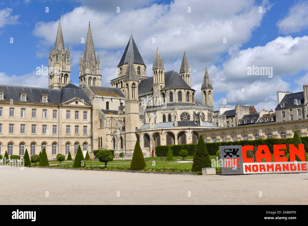 Caen (Normandie, nord-ouest de la France) : Men's Abbey (Abbaye-aux-Hommes"), maintenant transformé en un hôtel de ville. Façade et inscription "Normandie" Canne Banque D'Images
