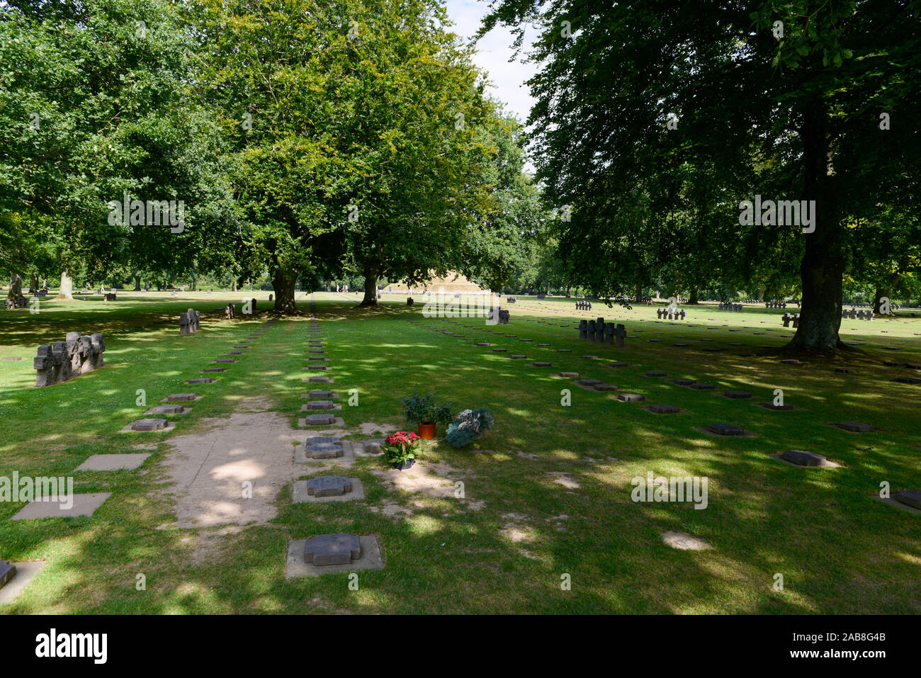 La Cambe (Normandie, nord-ouest de la France) : le cimetière de guerre allemand. Tombe de Michael Wittmann, bloc 47, rang 3, tombe 120. Michael Wittmann est devenu un culte f Banque D'Images