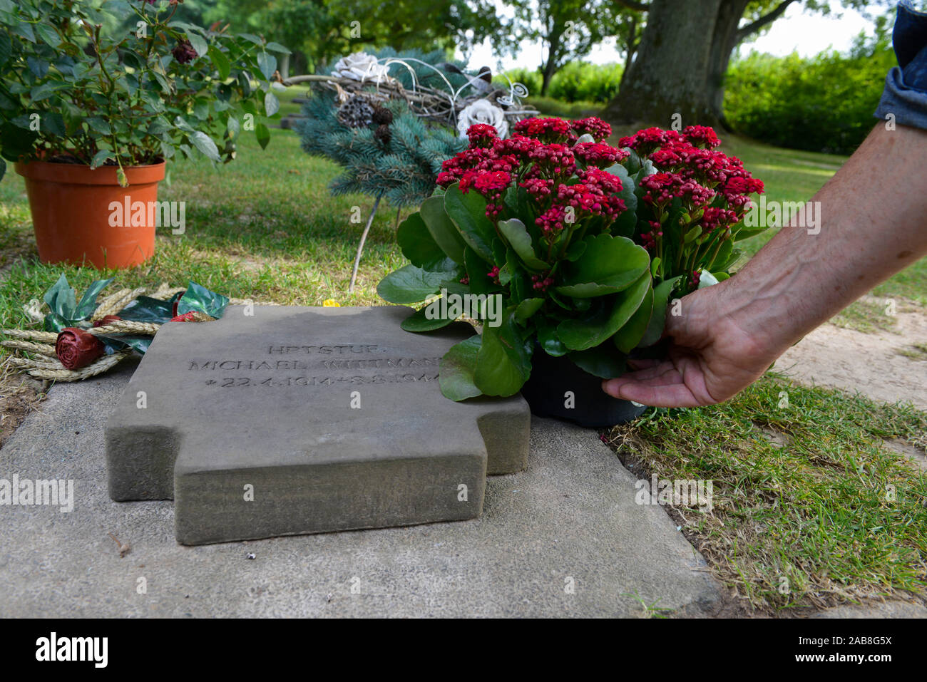 La Cambe (Normandie, nord-ouest de la France) : le cimetière de guerre allemand. Tombe de Michael Wittmann, bloc 47, rang 3, tombe 120. Michael Wittmann est devenu un culte f Banque D'Images