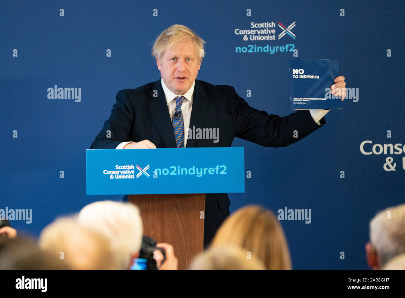 North Queensferry, Ecosse, Royaume-Uni. 26 novembre 2019. Premier ministre Boris Johnson au lancement de conservateurs écossais Manifeste des élections générales dans le Nord Queensferry aujourd'hui. L'objectif principal de manifeste est d'arrêter un second référendum sur l'indépendance écossaise. Iain Masterton/Alamy Live News. Banque D'Images