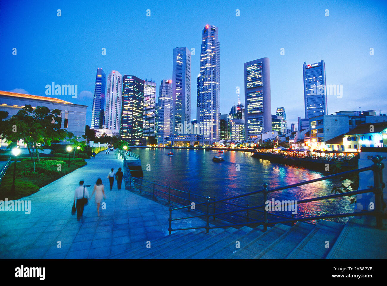 Singapour. Centre ville et Boat Quay la nuit. Banque D'Images