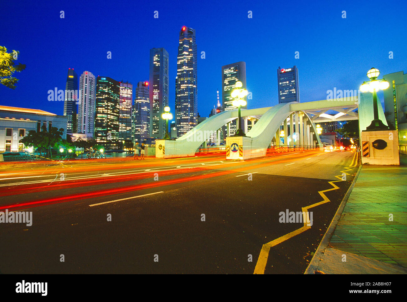 Singapour. Ville la nuit avec pont Elgin. Banque D'Images