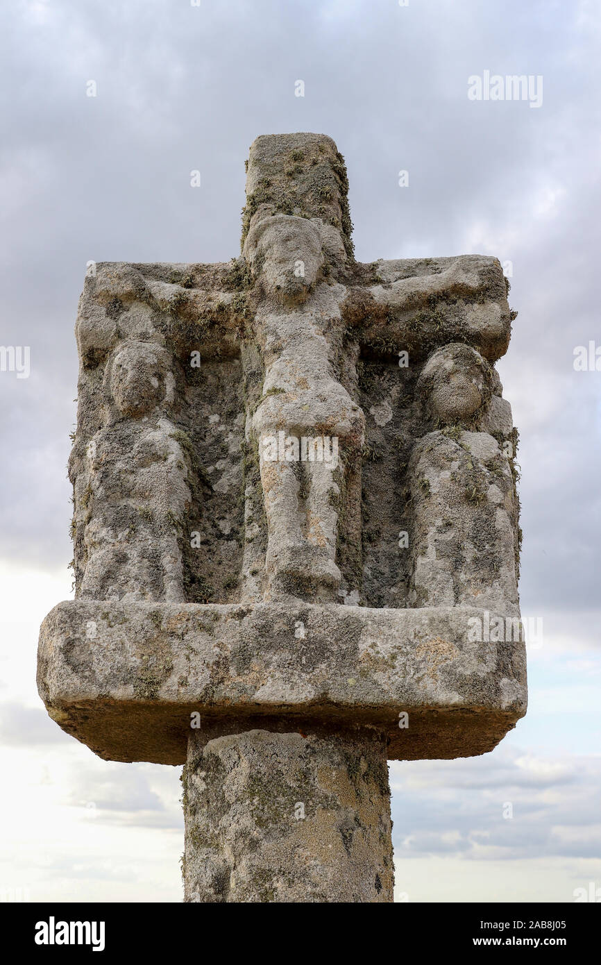Colonne de la crucifixion - détail d'une vieille croix sur le tumulus Saint-Michel près de Carnac en Bretagne, France Banque D'Images