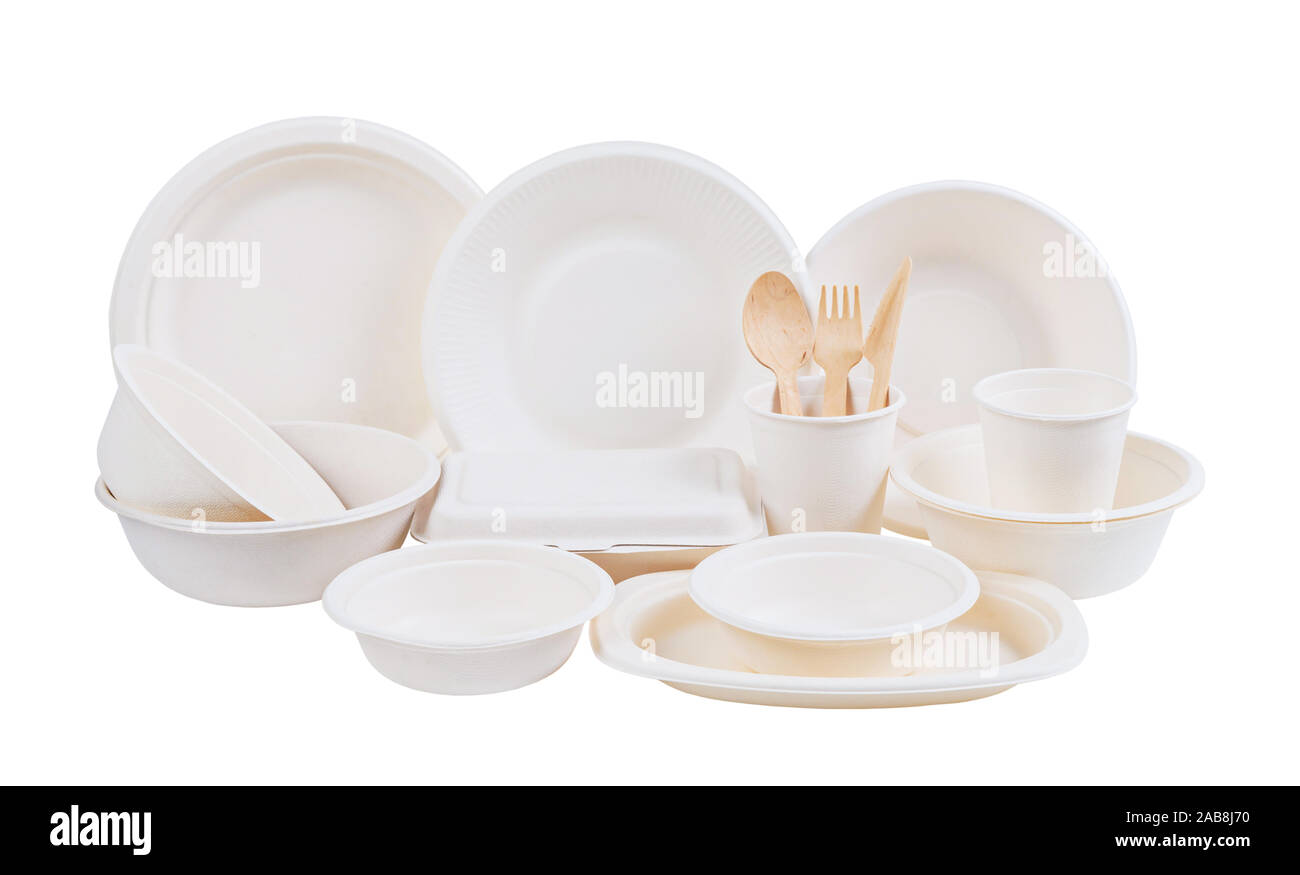 Ensemble de la fibre d'écrus food box et tasse de papier isolé sur fond blanc, sauver chemin de détourage. Fibre naturelle eco emballage des aliments et boissons. Banque D'Images