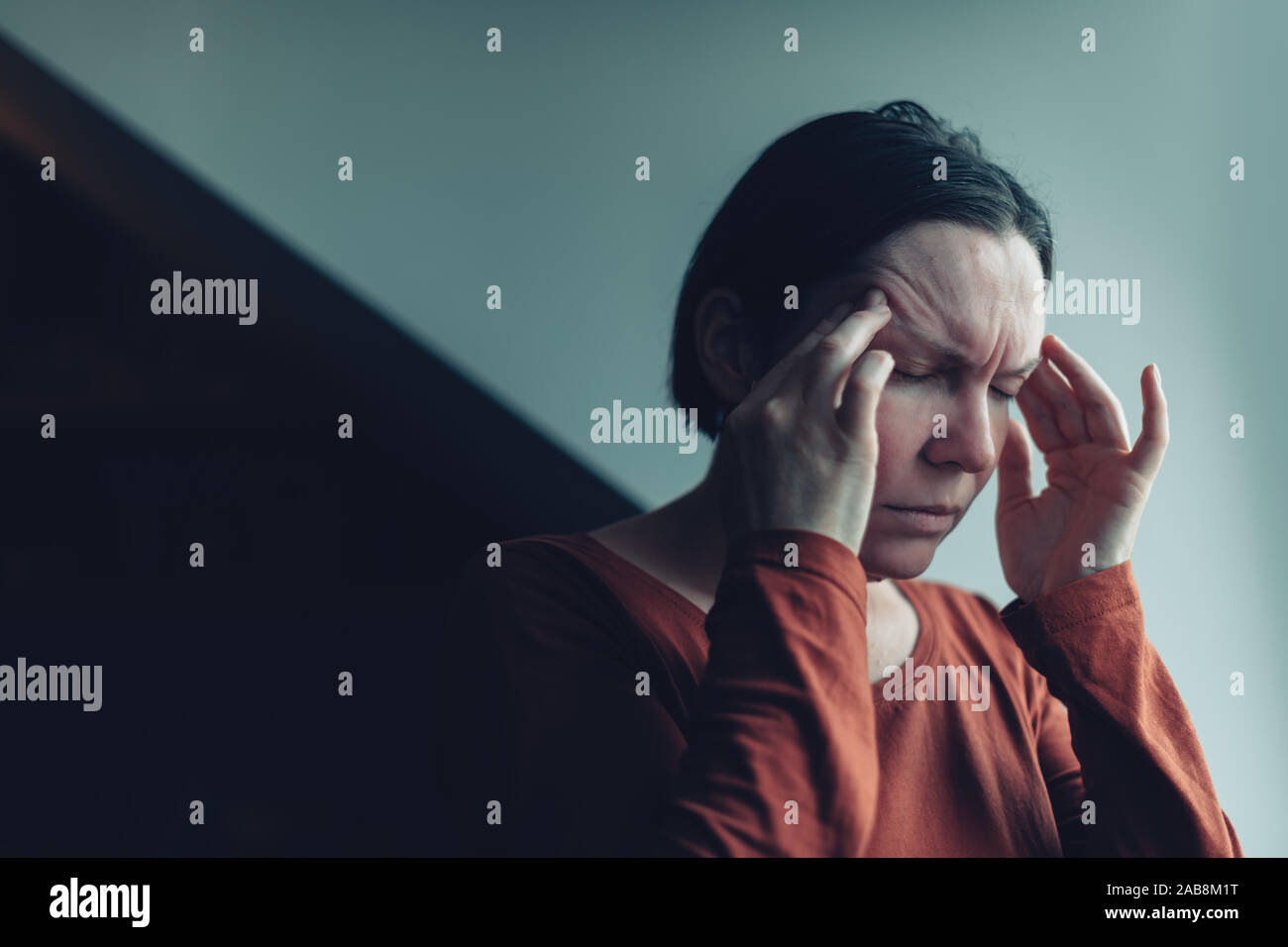 Femme avec de graves maux de tête de migraine, selective focus Banque D'Images