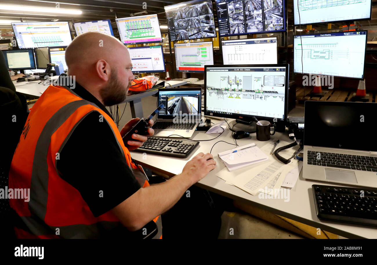 Les systèmes robotiques sont surveillés à l'Amazon Fulfillment Center à Tilbury, dans l'Essex, à l'approche de Vendredi Noir. Banque D'Images