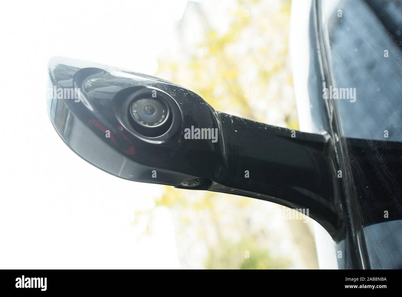 Une vue sur l''arrière de l'appareil photo est vu sur un 5G, l'auto-Conduite de minibus sur la route dans la ville de Hangzhou, Zhejiang Province de Chine orientale le 26 novembre 2019. Banque D'Images