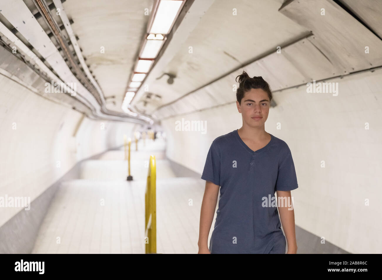 Portrait d'un jeune adolescent dans le tunnel du métro de Londres. Copy space Banque D'Images